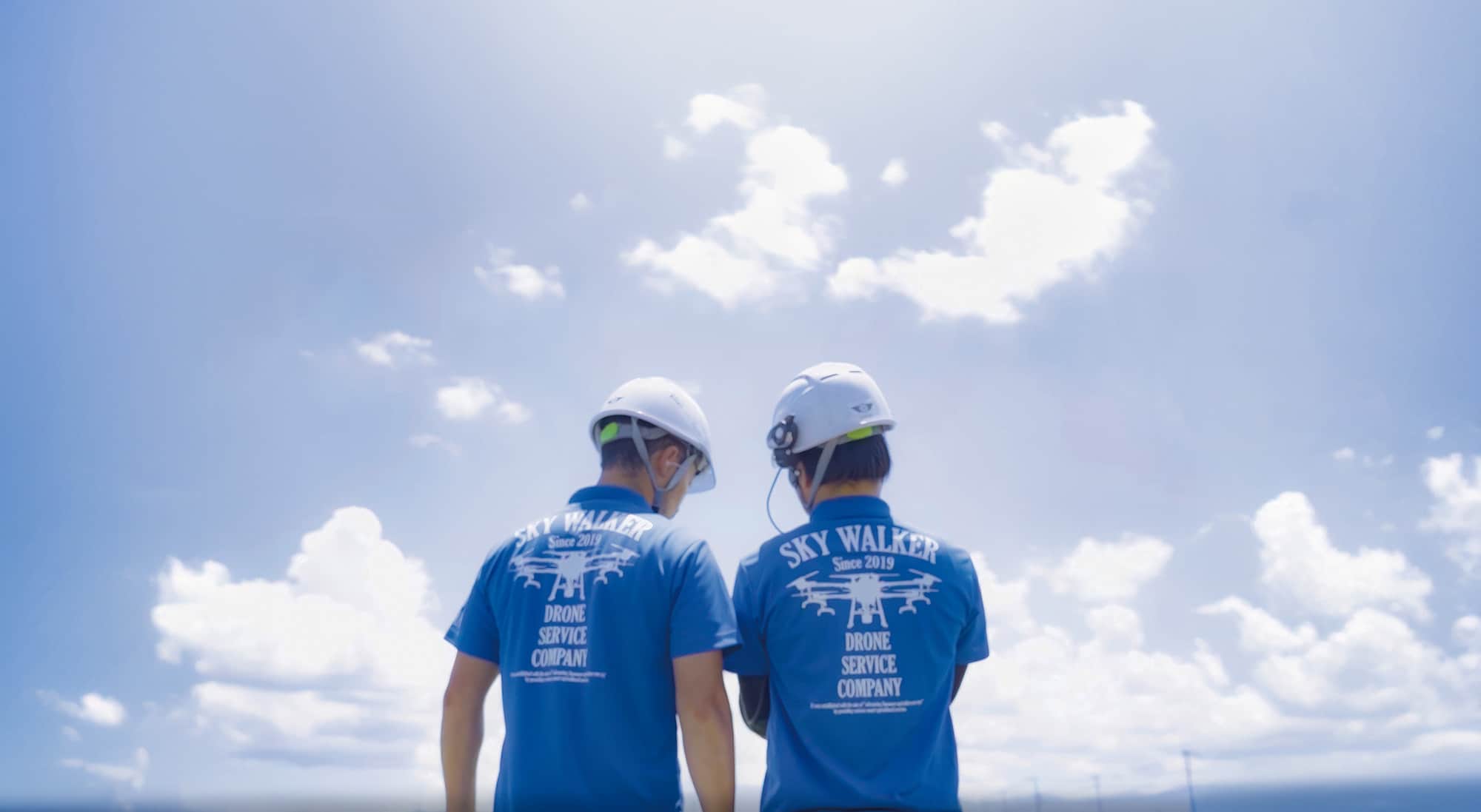 ドローン操作を学ぶスタッフ